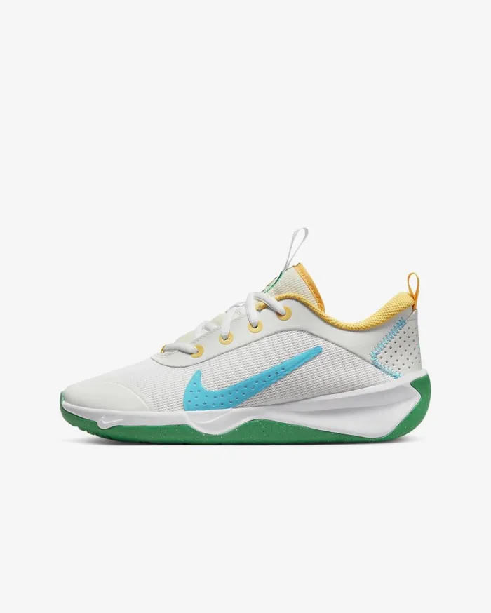 Kids Nike Omni MultiCourt WhiteWhiteStadium GreenBaltic Blue Nike Running
