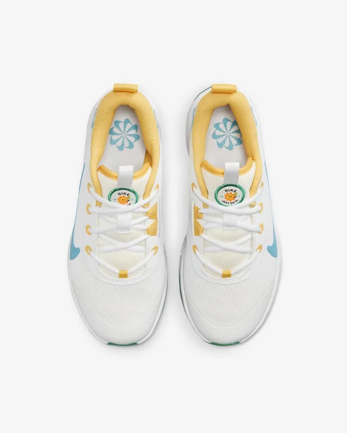 Kids Nike Omni MultiCourt WhiteWhiteStadium GreenBaltic Blue Nike Running
