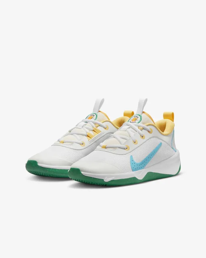 Kids Nike Omni MultiCourt WhiteWhiteStadium GreenBaltic Blue Nike Running