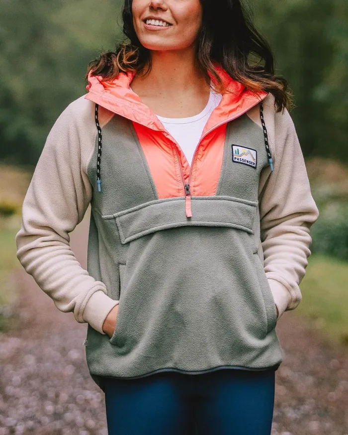 Women Tops Passenger Alexander Recycled Polar Hooded Fleece Pistachio Pistachio