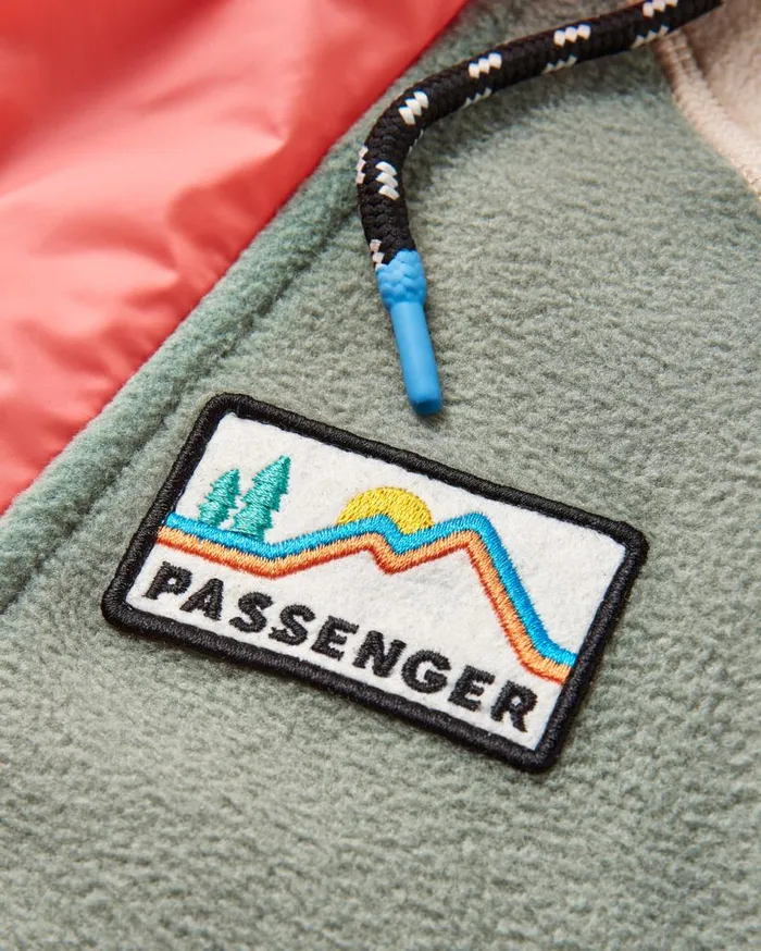 Women Tops Passenger Alexander Recycled Polar Hooded Fleece Pistachio Pistachio